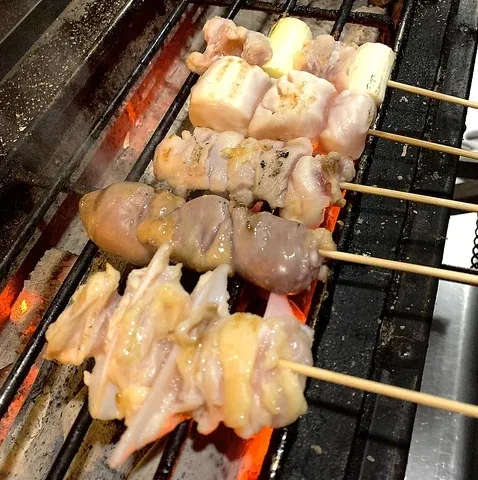 焼き台で調理中の串焼き