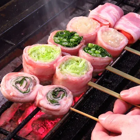 焼き台の上で焼かれる彩り豊かな野菜巻き串