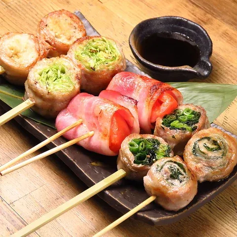 複数種類の野菜巻き串を盛り付けた皿
